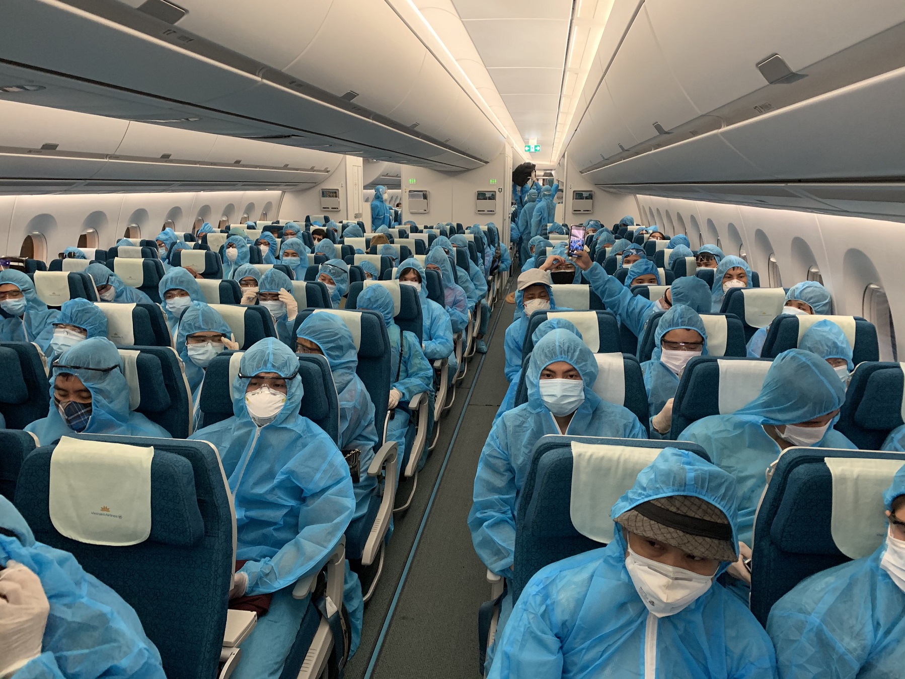 Toàn bộ hành khách và tổ bay được trang bị đồ bảo hộ toàn thân trong suốt hành trình về Việt Nam.