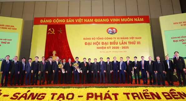 Ban Chấp hành Đảng bộ Tổng công ty Xi măng Việt Nam Khóa III, nhiệm kỳ 2020 - 2025 ra mắt Đại hội.