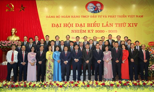 Ban Chấp hành Đảng bộ Ngân hàng TMCP Đầu tư và phát triển Việt Nam Khóa XIV, nhiệm kỳ 2020 - 2025 ra mắt Đại hội.