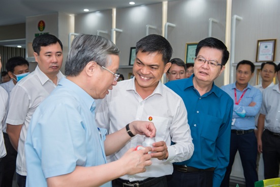 Tổng Giám đốc PVCFC Văn Tiến Thanh giới thiệu sản phẩm với Đoàn công tác.