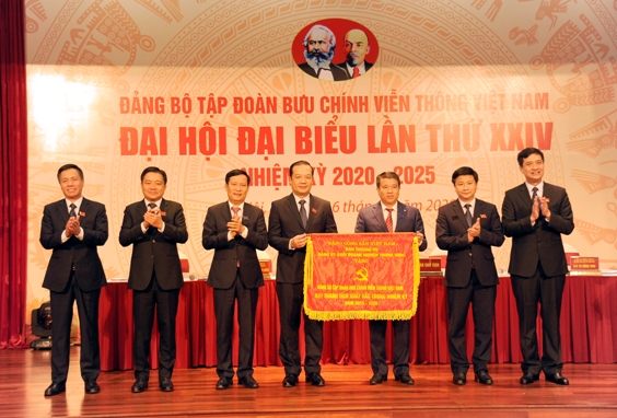 Thường trực Đảng ủy Khối Doanh nghiệp Trung ương  trao Cờ Thi đua giai đoạn 2015 - 2020 cho Đảng bộ VNPT