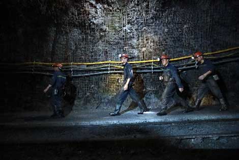 Thợ lò Công ty Than Núi Béo bắt đầu ca làm việc, sản xuất trong mỏ.