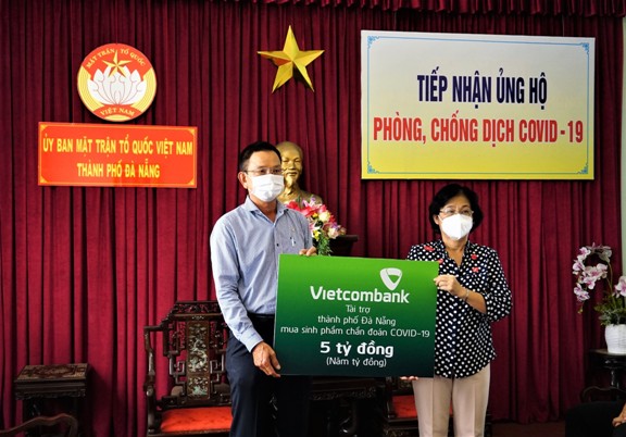 Đại diện Vietcombank, đồng chí Nguyễn Quang Việt – Giám đốc Vietcombank Đà Nẵng trao tặng số tiền 5 tỷ đồng hỗ trợ thành phố Đà Nẵng mua sinh phẩm chẩn đoán COVID -19.