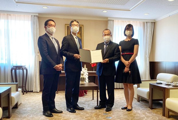 Ông Takayoshi Futae (thứ 2 từ trái sang) trao tượng trưng số tiền 100 triệu Yên Nhật cho Đại sứ Đặc mệnh toàn quyền Việt Nam tại Nhật Bản.