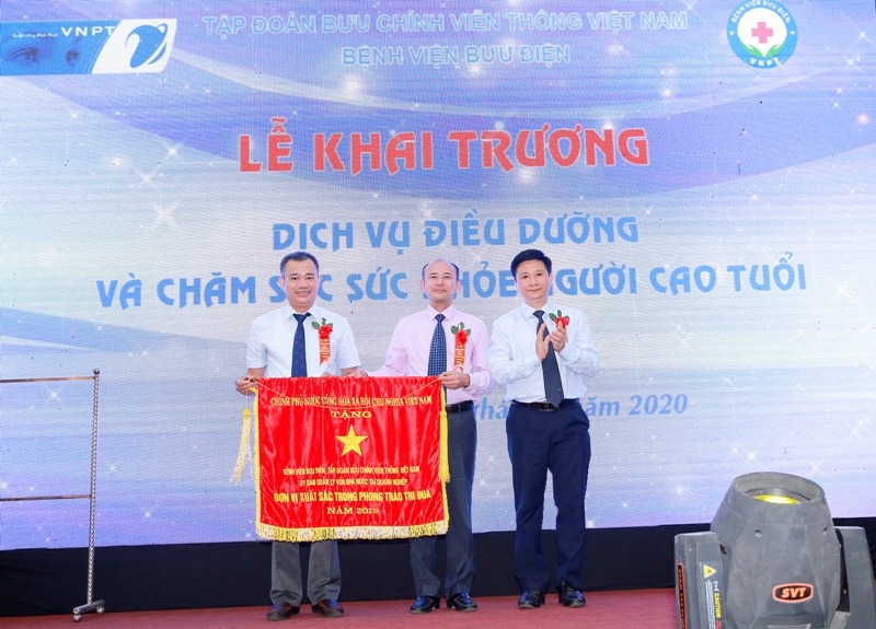 Đồng chí Hoàng Đức Sơn – Phó Bí thư Thường trực Đảng ủy Tập đoàn VNPT trao tặng Cờ đơn vị xuất sắc trong phong trào thi đua năm 2019 của Chính phủ cho Bệnh viện Bưu điện.