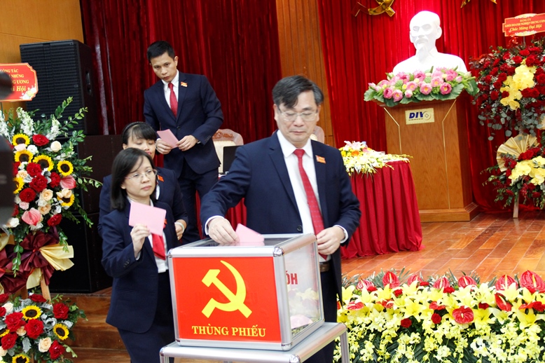 Các đại biểu bỏ phiếu bầu Ban Chấp hành Đảng bộ Bảo hiểm Tiền gửi Việt Nam, nhiệm kỳ 2020 - 2025.