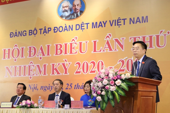 Đồng chí Lê Tiến Trường - Phó Bí thư Đảng ủy, Tổng giám đốc Tập đoàn Dệt may Việt Nam báo cáo kết quả thực hiện Nghị quyết Đại hội nhiệm kỳ 2015 - 2020 và mục tiêu, nhiệm vụ, giải pháp trong nhiệm kỳ 2020 - 2025 tại Đại hội.