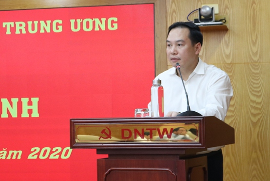 Đồng chí Hồ Xuân Trường - Trưởng Ban Tổ chức Đảng ủy Khối Doanh nghiệp Trung ương trình bày đề án Nhân sự Đảng bộ Khối.