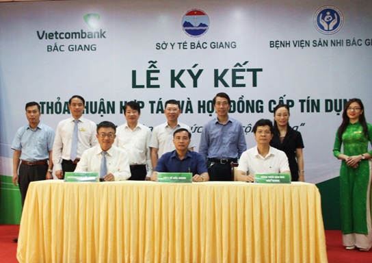 Đại diện lãnh đạo các bên tham gia ký kết thỏa thuận hợp tác.