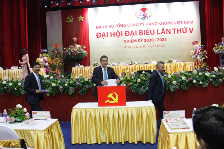 Các đại biểu bỏ phiếu bầu Ban Chấp hành Đảng bộ Tổng cồng ty Hàng không  Việt Nam, nhiệm kỳ 2020 - 2025.