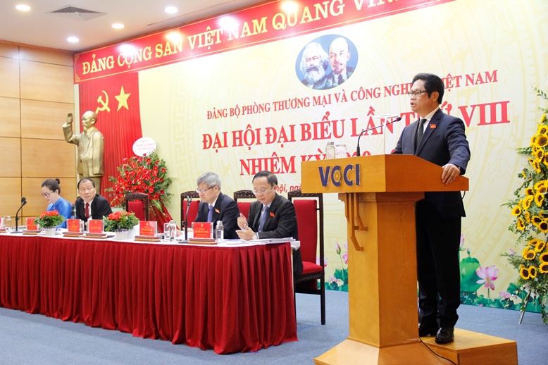 Đồng chí Vũ Tiến Lộc, Bí thư Đảng đoàn, Chủ tịch Phòng Thương mại và Công nghiệp Việt Nam phát biểu tại Đại hội