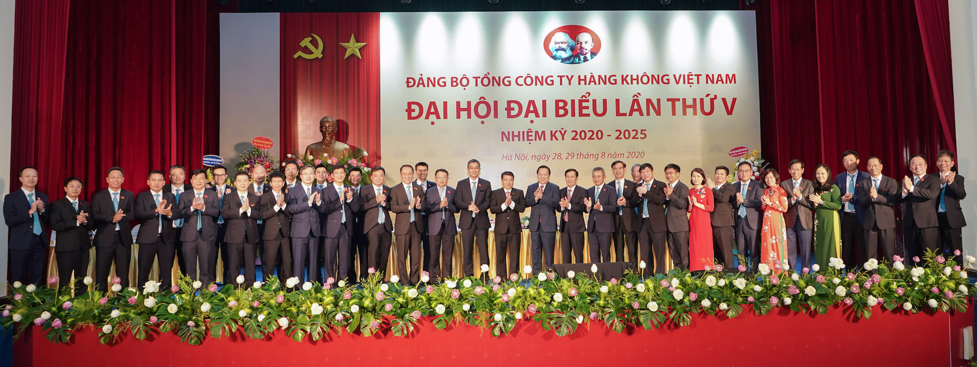 Ban Chấp hành Đảng bộ Tổng công ty Hàng không Việt Nam nhiệm kỳ 2020-2025 ra mắt Đại hội.