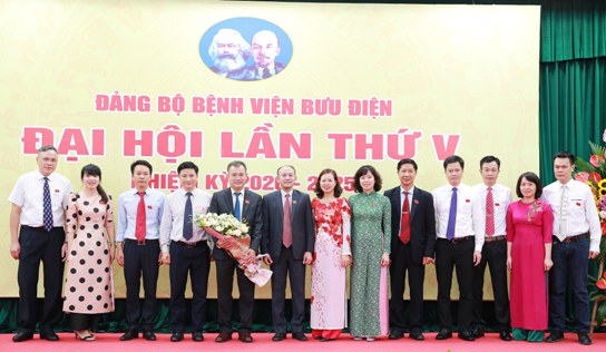 Đồng chí Hoàng Đức Sơn - Phó Bí thư Đảng ủy Tập đoàn Bưu chính Viễn thông Việt Nam chúc mừng BCH Đảng bộ Bệnh viện Bưu điện nhiệm kỳ 2020 - 2025.