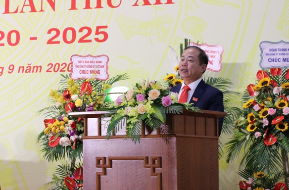 Đồng chí Vũ Anh Minh - Bí thư Đảng ủy, Chủ tịch HĐTV Tổng công ty Đường sắt Việt Nam báo cáo chính trị tại Đại hội.