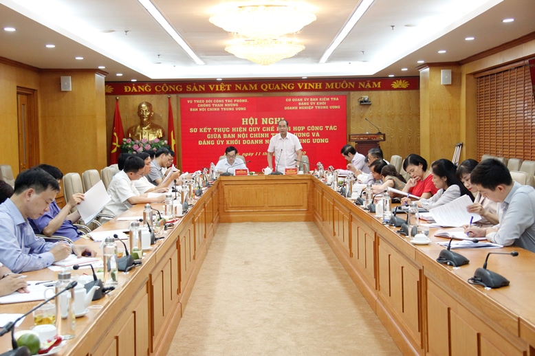 Đồng chí Đặng Hùng Minh, Ủy viên Ban Thường vụ, Chủ nhiệm Ủy ban Kiểm tra Đảng ủy Khối phát biểu tại Hội nghị.