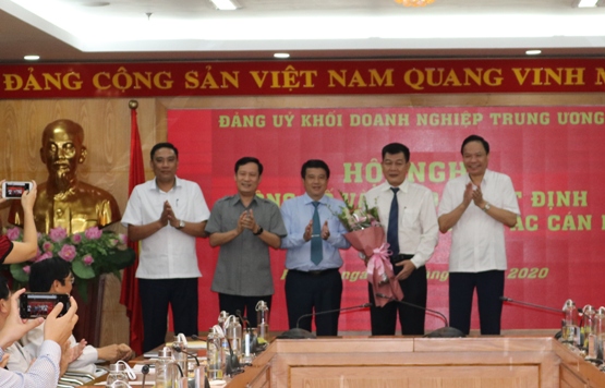 Các đồng chí Thường trực Đảng ủy Khối Doanh nghiệp Trung ương chúc mừng tân Phó Bí thư Nguyễn Đức Phong.