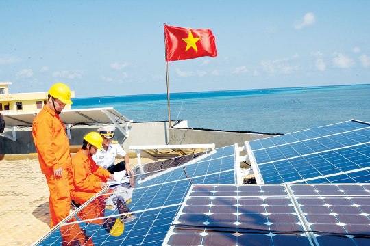 Đầu tư lắp đặt hệ thống điện mặt trời phục vụ đời sống của cán bộ chiến sỹ và nhân dân trên các đảo.