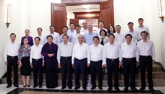 Thủ tướng Nguyễn Xuân Phúc chụp ảnh lưu niệm với Ban Thường vụ Đảng ủy Khối và các đại biểu dự buổi làm việc.