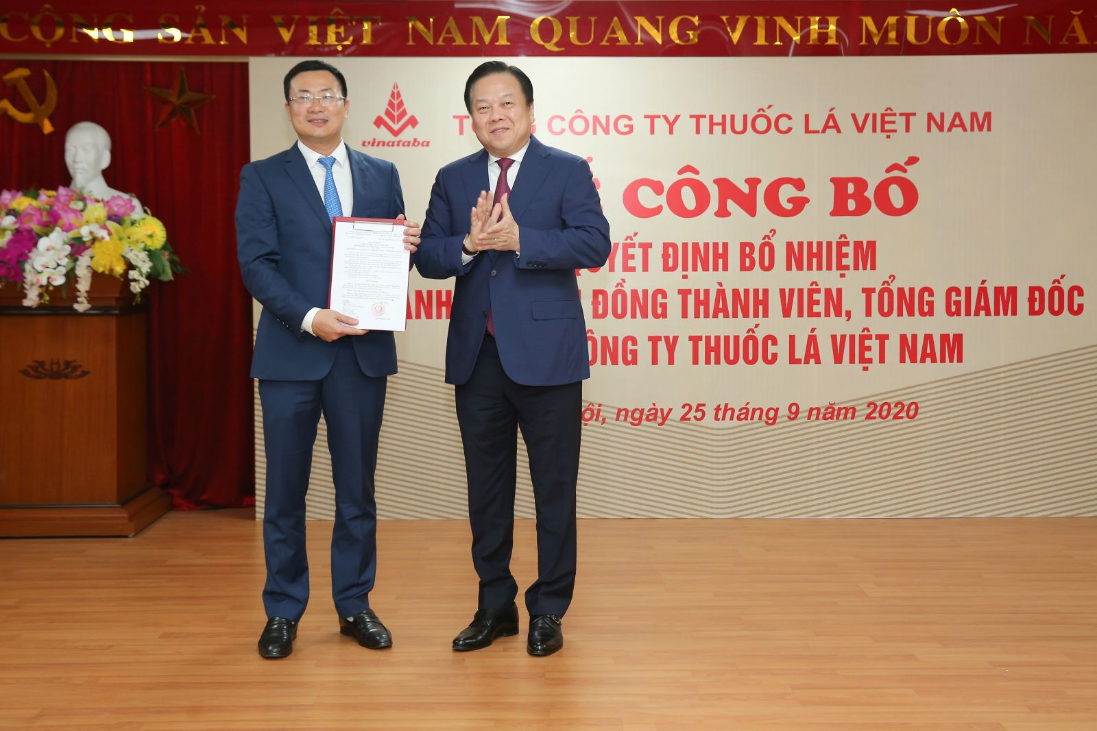 Chủ tịch Ủy ban Quản lý vốn nhà nước tại doanh nghiệp Nguyễn Hoàng Anh trao Quyết định bổ nhiệm Thành viên HĐTV, Tổng giám đốc Vinataba cho đồng chí Hà Quang Hòa.