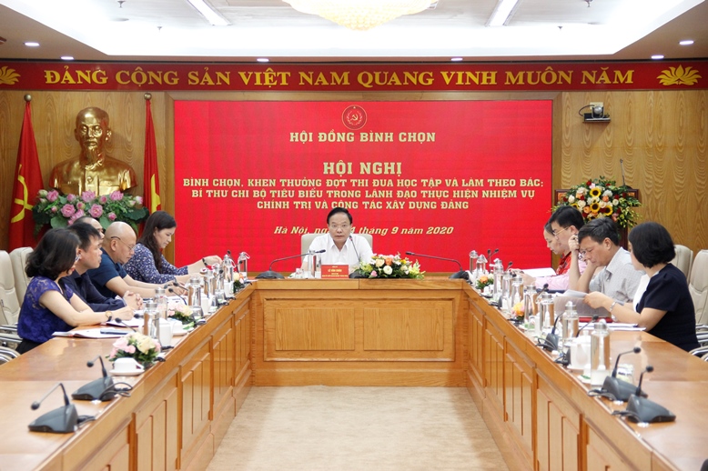 Đồng chí Lê Văn Châu - Phó Bí thư Đảng ủy Khối phát biểu chỉ đạo Hội nghị.