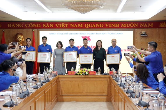 Đồng chí Nguyễn Thị Tiếp, Ủy viên Ban Thường vụ Đảng ủy Khối trao Giấy khen cho 05 tập thể có thành tích xuất sắc trong phong trào tuổi trẻ sáng tạo năm 2020