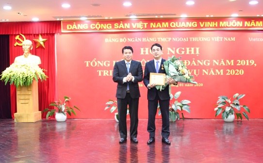 Đồng chí Y Thanh Hà Niê Kđăm - Bí thư Đảng ủy Khối Doanh nghiệp Trung ương tặng Kỷ niệm chương 