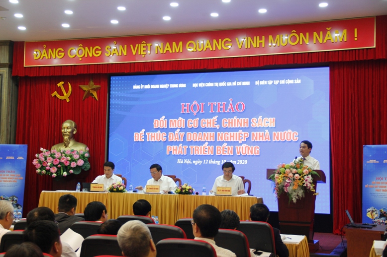 Đồng chí Nghiêm Xuân Thành, Bí thư Đảng ủy, Chủ tịch HĐQTbNgân hàng TMCP Ngoại thương Việt Nam phát biểu tham luận.