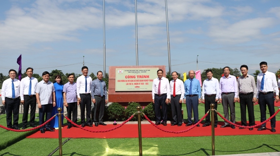 Gắn biển công trình cải tạo môi trường cụm kho Cảng Điền Công của Công ty kho vận Đá Bạc-Vinacomin 