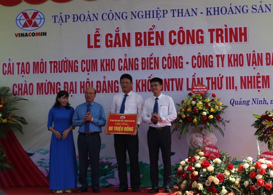 Bí thư Đảng ủy, Chủ tịch HĐTV Tập đoàn Lê Minh Chuẩn trao thưởng cho Công ty Kho vận Đá Bạc.