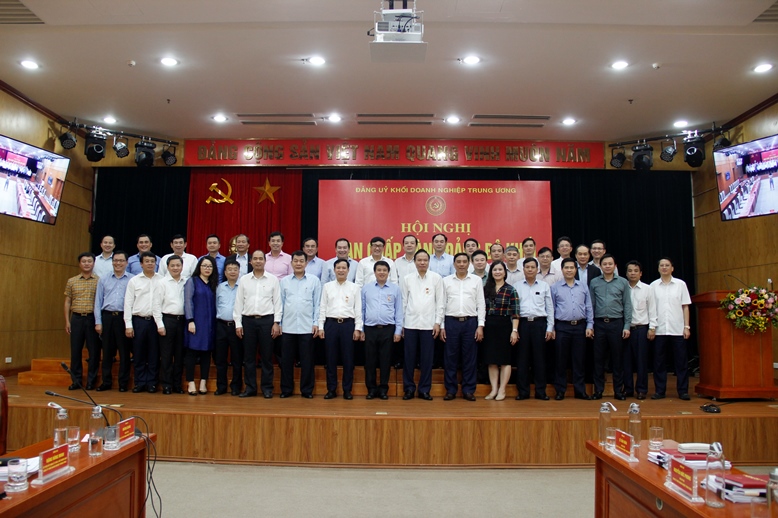 Ban Chấp hành Đảng bộ Khối Doanh nghiệp Trung ương chụp ảnh lưu niệm tại Hội nghị.