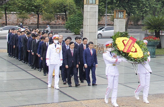 Đoàn dâng vòng hoa tại Đài tưởng niệm Liệt sỹ Bắc Sơn.