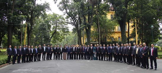 Đoàn chụp ảnh lưu niệm tại Khu di tích Phủ Chủ tịch.