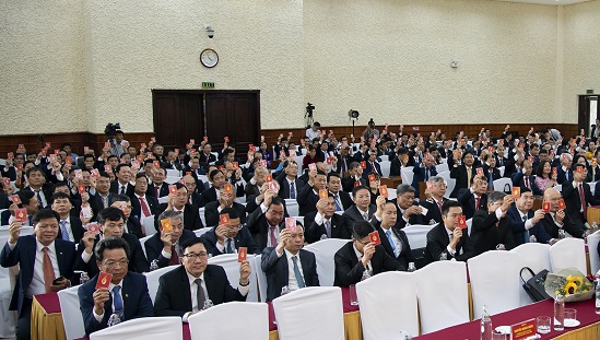 Các đại biểu biểu quyết thông qua Nghị quyết Đại hội.