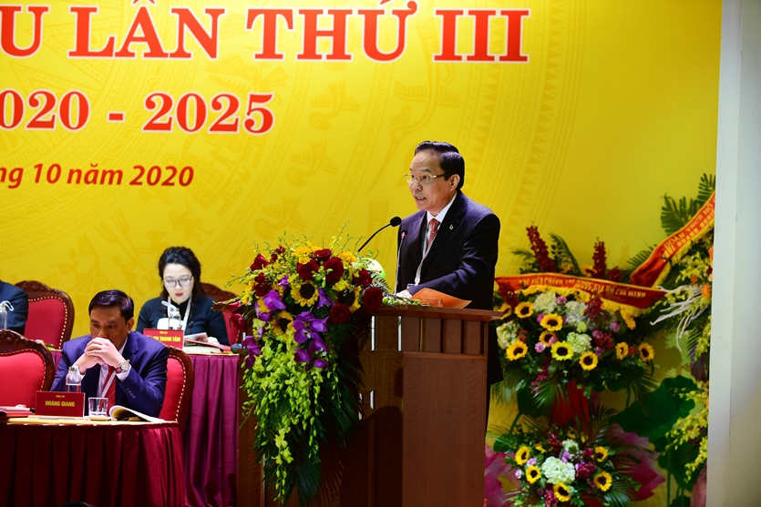 Đồng chí Lê Văn Châu - Phó Bí thư Đảng ủy Khối trình bày tóm tắt báo cáo chính trị của Ban Chấp hành nhiệm kỳ 2015 - 2020 trình Đại hội.
