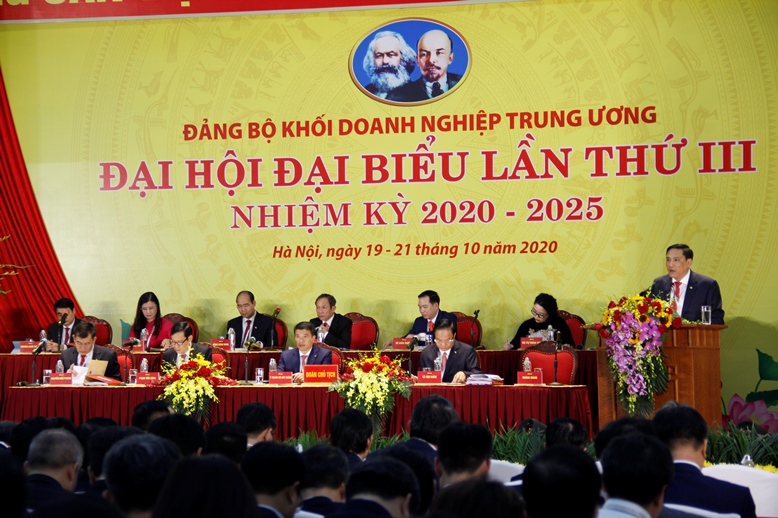 Đồng chí Hoàng Giang - Phó Bí thư Đảng uỷ Khối báo cáo tổng hợp ý kiến tham gia vào dự thảo các văn kiện của Trung ương trình Đại hội XIII của Đảng trình Đại hội.