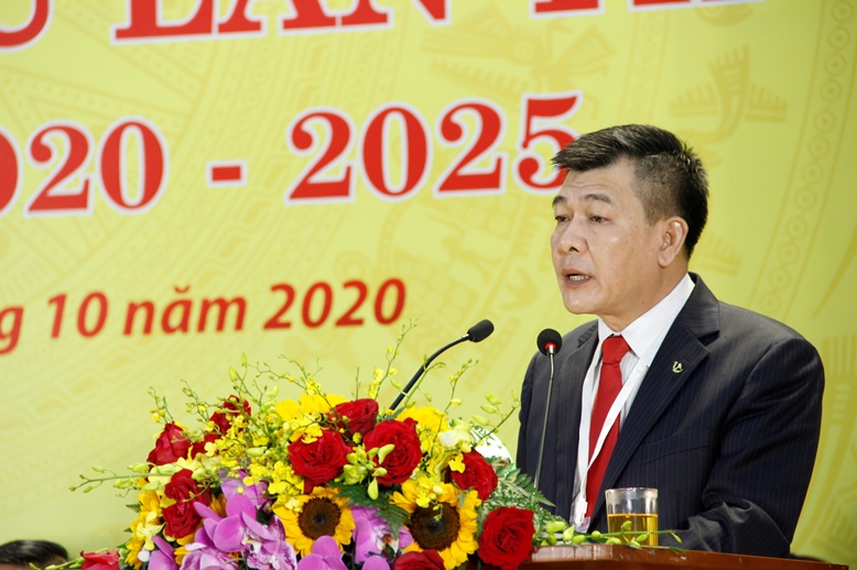 Đồng chí Nguyễn Đức Phong, Phó Bí thư Đảng ủy Khối trình bày dự thảo chương trình hành động thực hiện Nghị quyết Đại hội.