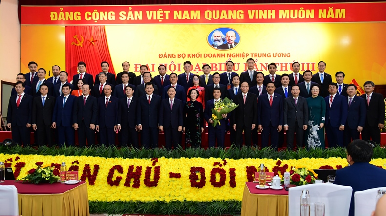 Đồng chí Trương Thị Mai, Ủy viên Bộ Chính trị, Bí thư Trung ương Đảng, Trưởng Ban Dân vận Trung ương chúc mừng Ban Chấp hành Đảng bộ Khối Doanh nghiệp Trung ương nhiệm kỳ 2020 - 2025.
