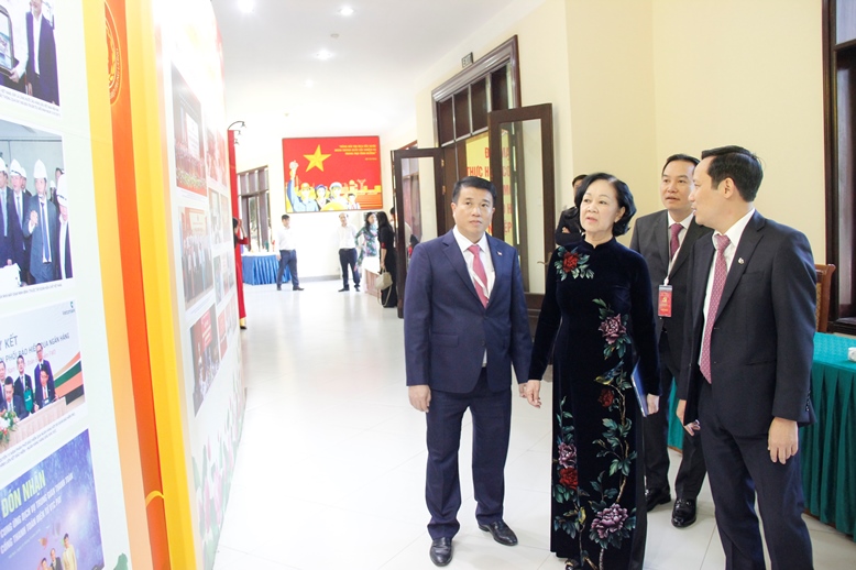 Đồng chí Trương Thị Mai, Ủy viên Bộ Chính trị, Bí thư Trung ương Đảng, Trưởng Ban Dân vận Trung ương xem một số bảng ảnh tại Đại hội.