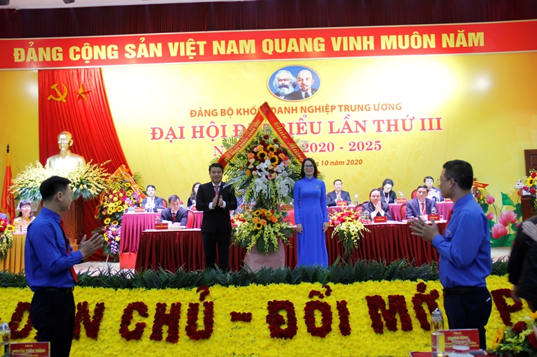 Đồng chí Hoàng Thị Minh Thu, Bí thư Đoàn Khối Doanh nghiệp Trung ương đại diện cho Đoàn Khối tặng hoa và chúc mừng Đại hội