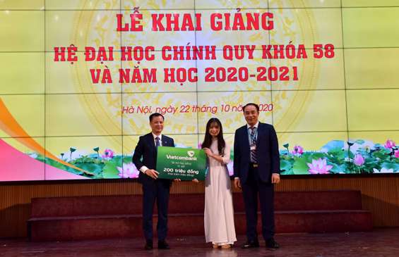 Đại diện lãnh đạo Vietcombank trao biểu trưng số tiền học bổng trị giá 200 triệu đồng cho đại diện sinh viên có thành tích xuất sắc tại HVTC