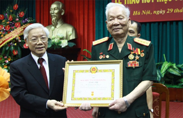 Tổng Bí thư, Chủ tịch nước Nguyễn Phú Trọng trao tặng đồng chí Lê Đức Anh Huy hiệu 75 năm tuổi Đảng ngày 29-7-2013.