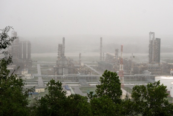 Nhà máy Lọc dầu Dung Quất vẫn hoạt động an toàn, ổn định và liên tục trong cơn bão số 9. 