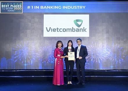 Đại diện Vietcombank nhận Chứng nhận từ Ban tổ chức