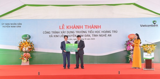Đại diện lãnh đạo Vietcombank trao biển tượng trưng số tiền 15 tỷ đồng hỗ trợ xây dựng Trường tiểu học Hoàng Trù.