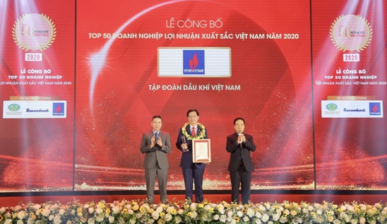 Đại diện lãnh đạo Petrovietnam nhận vinh danh Top 50 doanh nghiệp có lợi nhuận xuất sắc Việt Nam năm 2020.