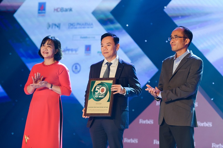 Phó Tổng Giám đốc kiêm Trưởng Văn phòng đại diện khu vực phía Nam Vietcombank Đặng Hoài Đức nhận giải thưởng do Tạp chí Forbes Việt Nam trao tặng.