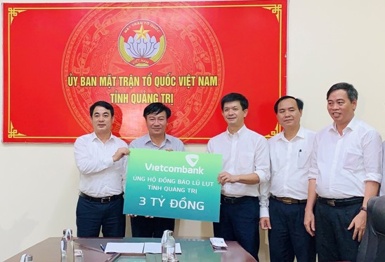 Đồng chí Nghiêm Xuân Thành - Bí thư Đảng ủy, Chủ tịch HĐQT Vietcombank trao số tiền 3 tỷ đồng ủng hộ đồng bào tỉnh Quảng Trị.