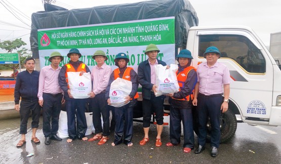 Những chuyến hàng thiện nguyện đầy nghĩa tình của các đơn vị trong hệ thống NHCSXH đã dành tình cảm, chia sẻ khó khăn đồng bào Quảng Bình.