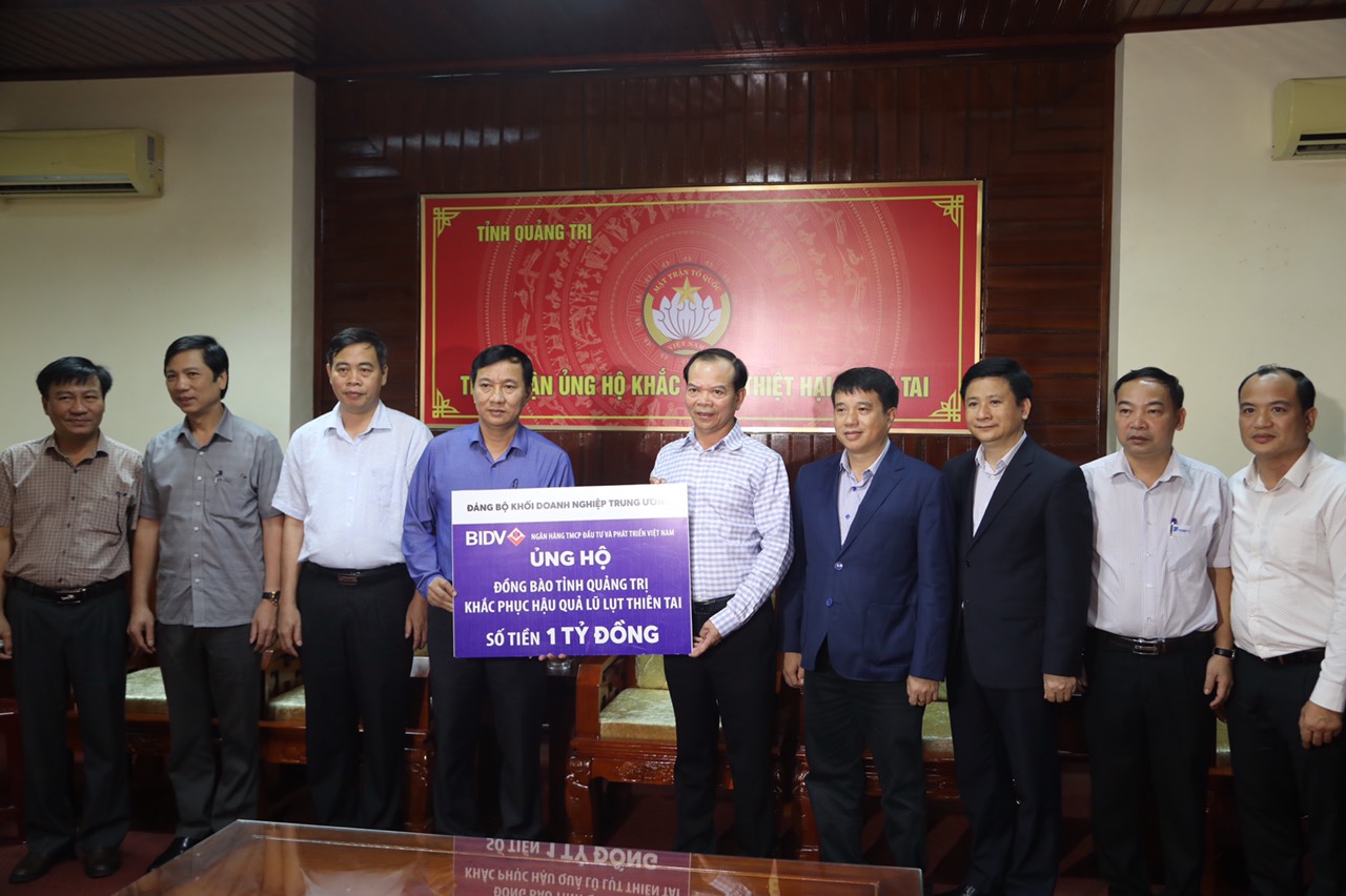 Đại diện các doanh nghiệp, ngân hàng trong Khối trao tiền ủng hộ đồng bào tỉnh Quảng Trị khắc phục hậu quả lũ lụt thiên tai.