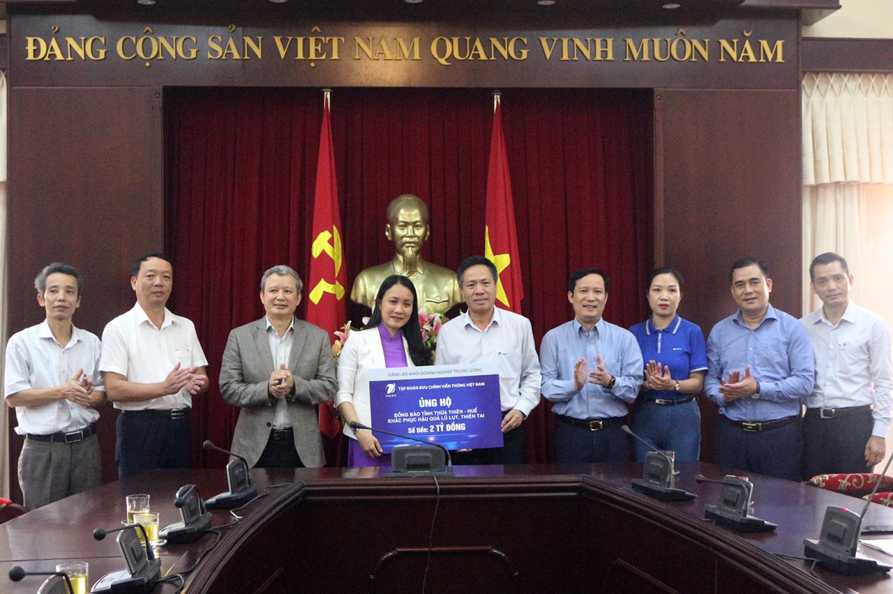 Đồng chí Phạm Tấn Công, Phó Bí thư Thường trực Đảng ủy Khối Doanh nghiệp Trung ương cùng Đoàn công tác trao tiền ủng hộ đồng bào tỉnh Thừa Thiên Huế.
